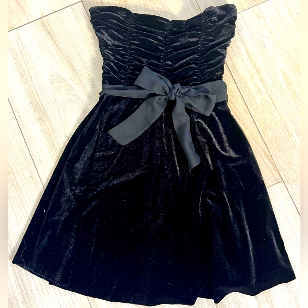 AQUA Strapless black velvet dress